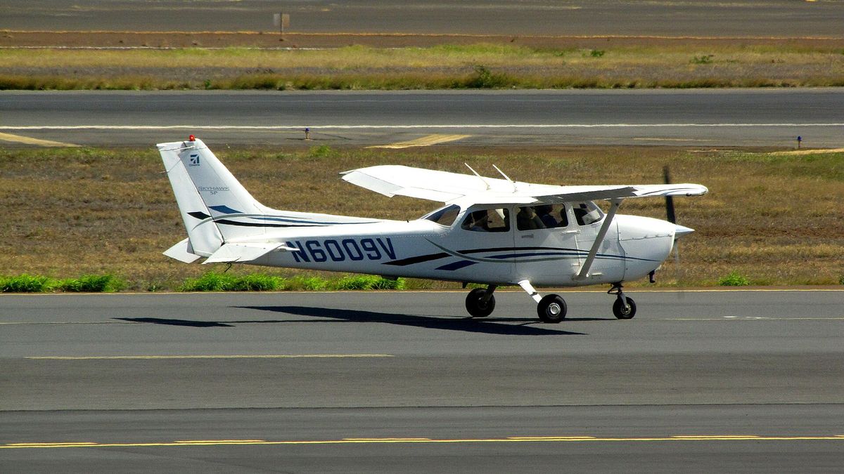 A Cessna 172 taxiing at Kahului Airport on Maui, Hawaii